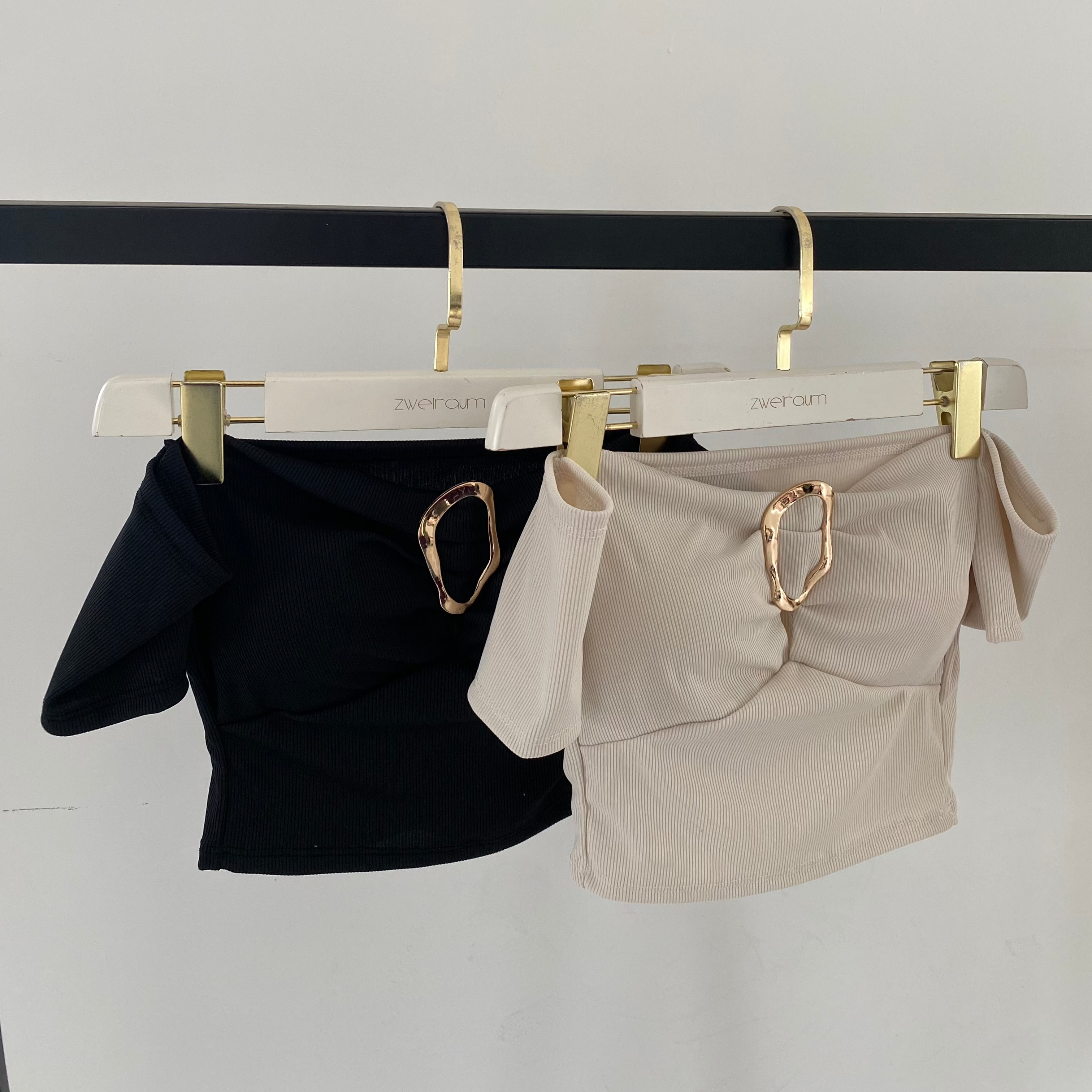 Offshoulder Top mit Schnalle