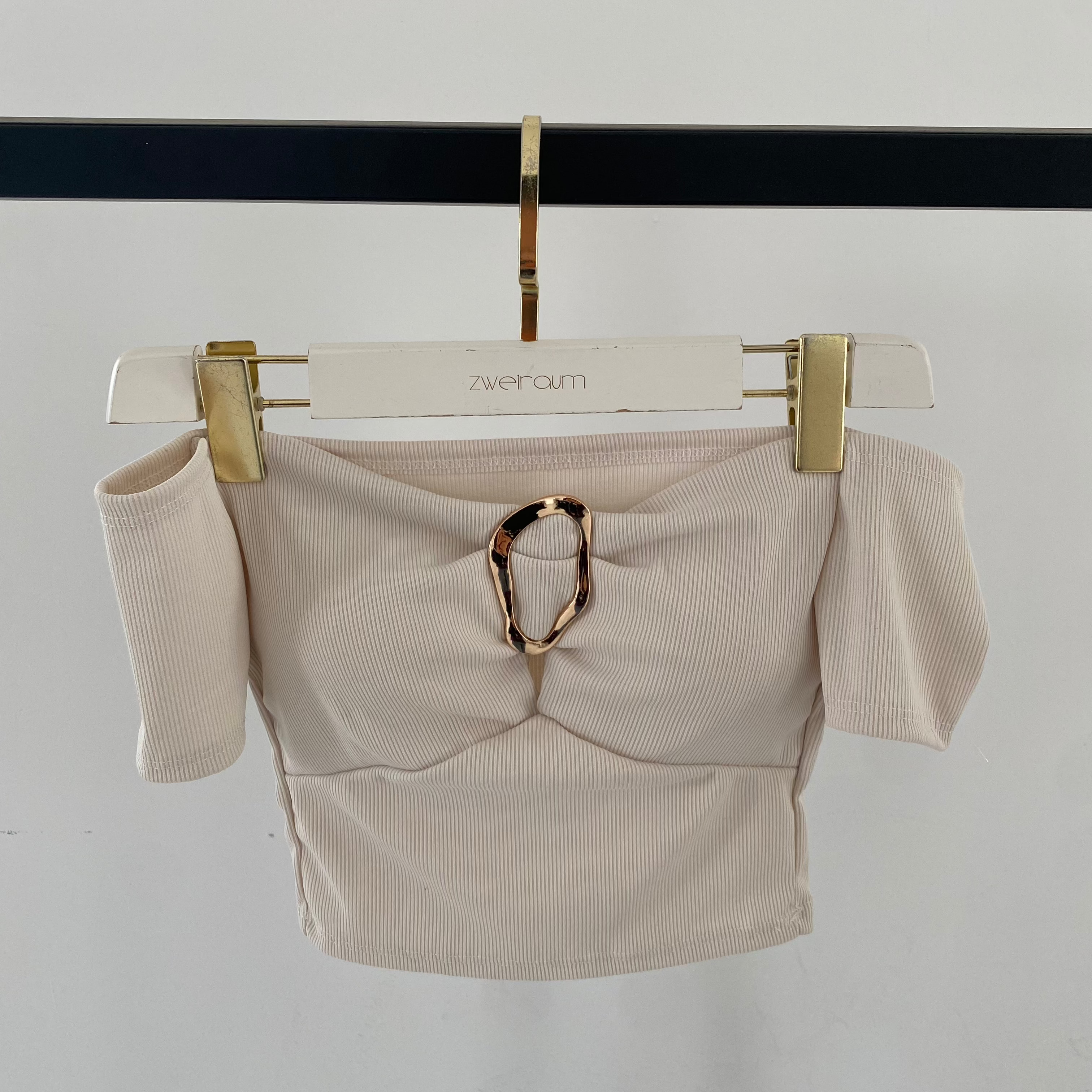 Offshoulder Top mit Schnalle