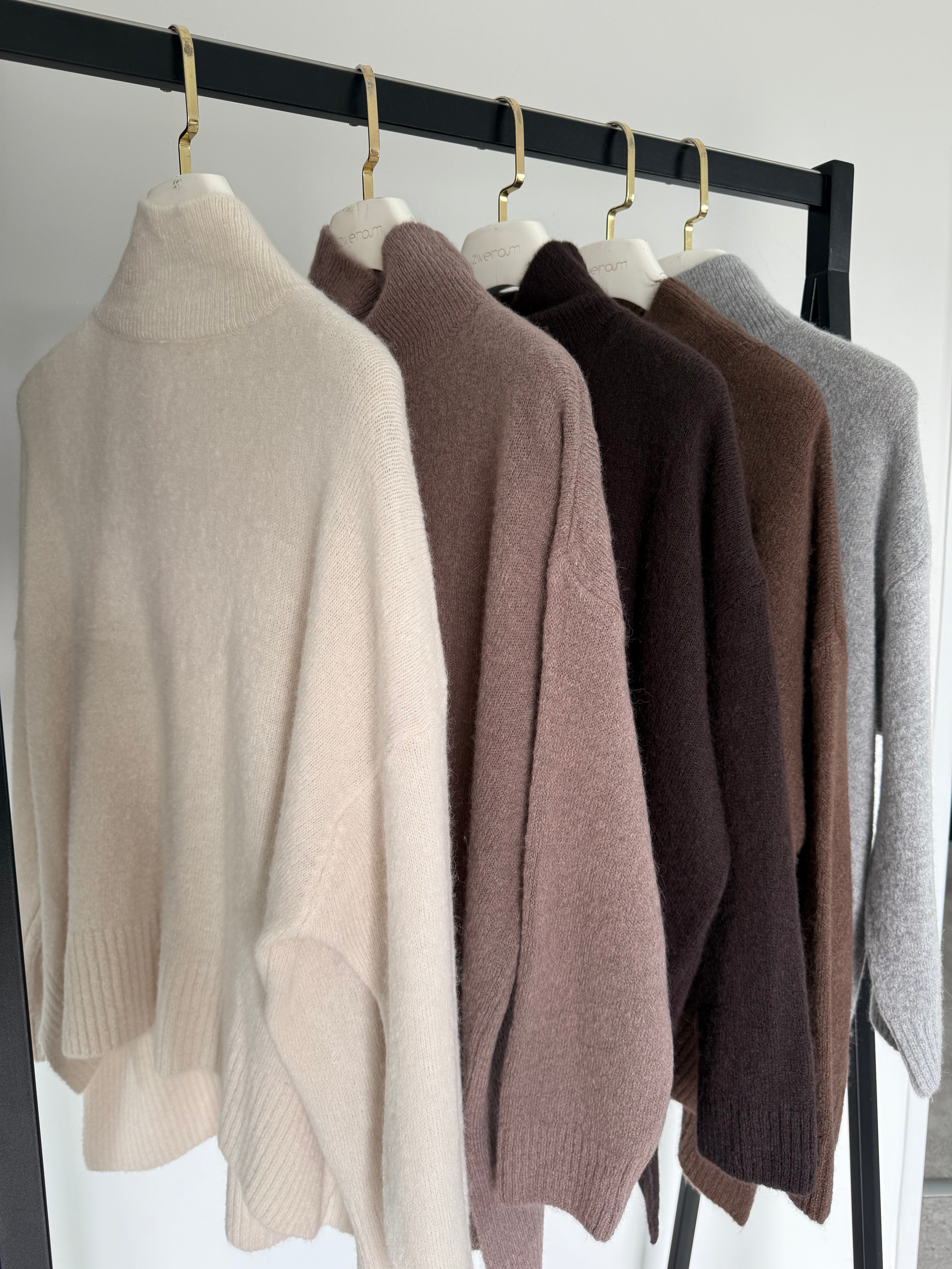 Turtleneck Pulli mit seitlichen Schlitzen