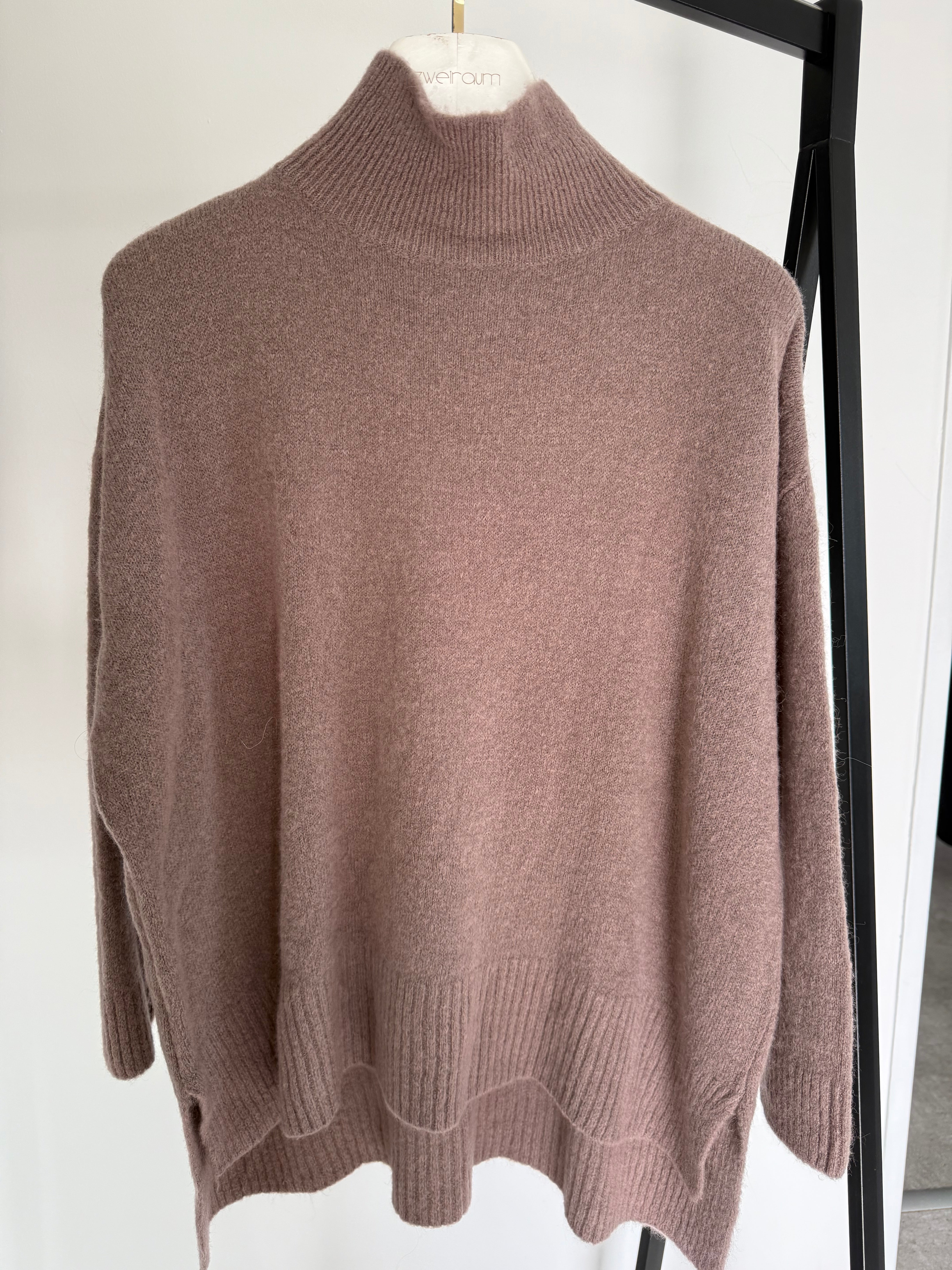 Turtleneck Pulli mit seitlichen Schlitzen
